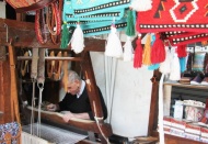 100 yıllık tezgahta dokuduğu kilimleri yurt dışına ihraç ediyor