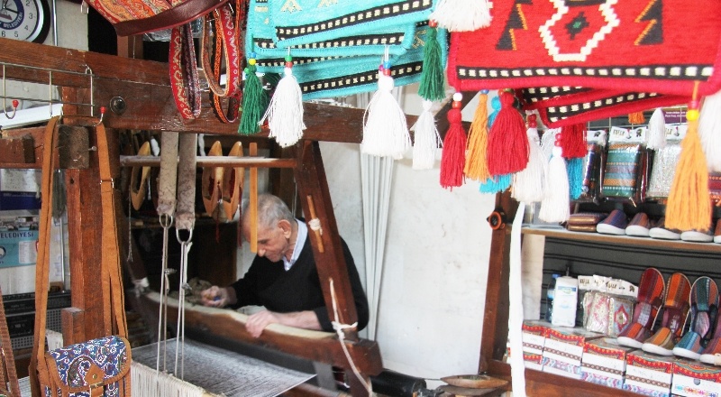 100 yıllık tezgahta dokuduğu kilimleri yurt dışına ihraç ediyor