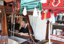 100 yıllık tezgahta dokuduğu kilimleri yurt dışına ihraç ediyor