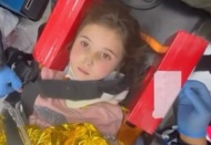 132. saatte kurtarılan 5 yaşındaki Şengül hayata öpücük atıp "sarı kola istiyorum" dedi.