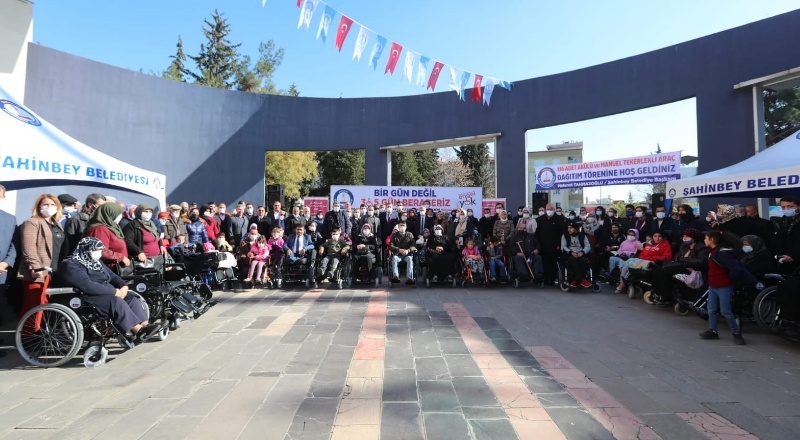 136 adet akülü ve manuel tekerlekli sandalye hediye edildi