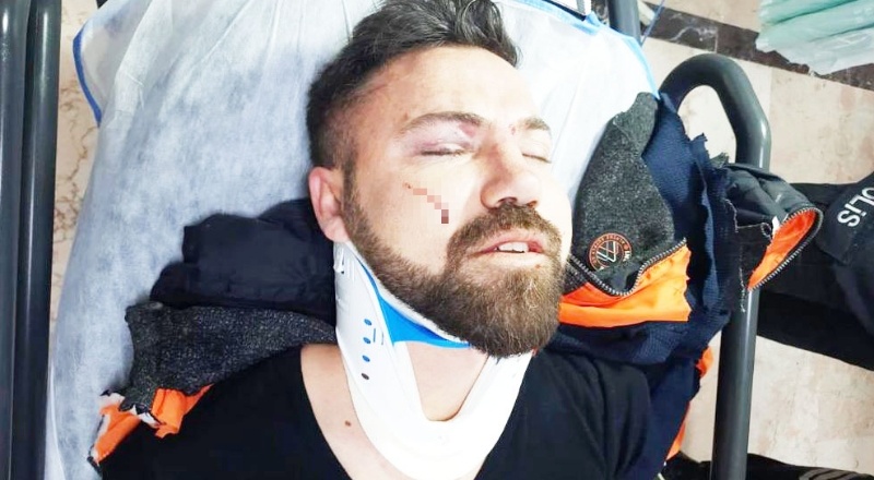 15 kişi, tek kişiye saldırdı, araya girenlere bıçak çektiler