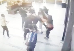 15 kişi, tek kişiye saldırdı, araya girenlere bıçak çektiler