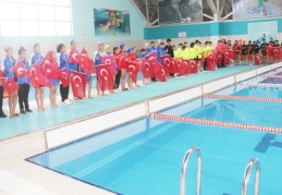 150 sporcu derece için kulaç atıyor