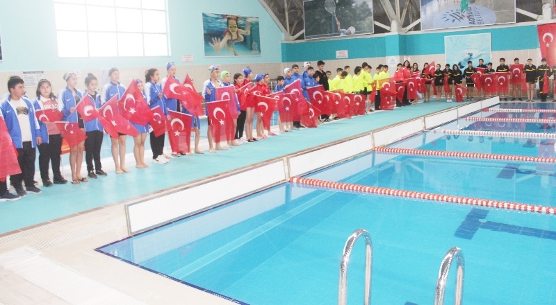 150 sporcu derece için kulaç atıyor