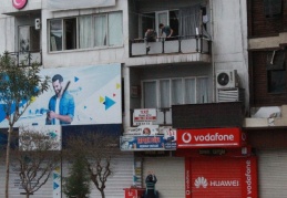 Vatandaşlar balkondan yem attı, görevliler besledi