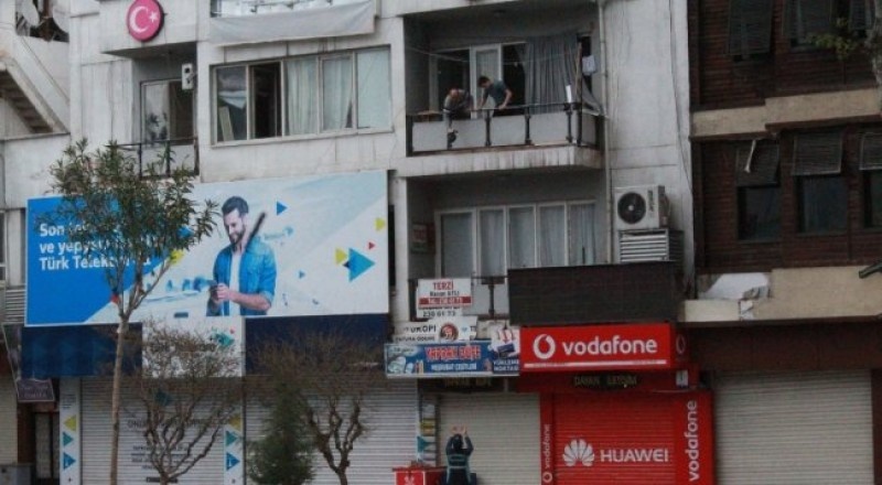 Vatandaş balkondan verdi, zabıta besledi