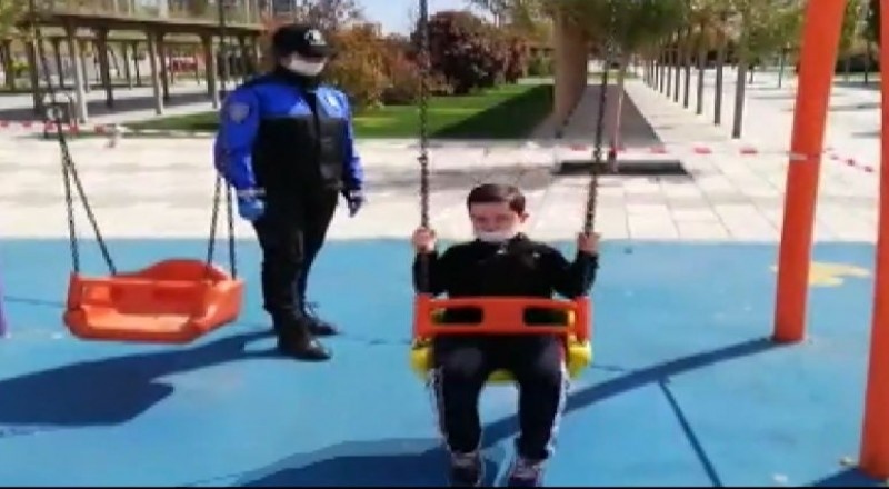 Evde sıkılan çocuğun imdadına polis yetişti