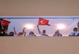 23 Nisan balkonlardan kutlandı