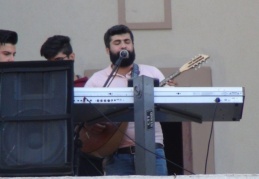 Site sakinlerine balkondan konser verdi