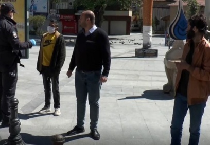 Polisten yasağa uymayanlara sosyal mesafeli ceza