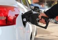 Benzinin litresinde gece yarısından itibaren 9 kuruş indirim olacak