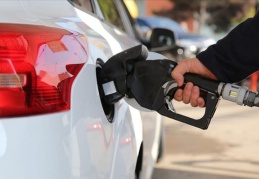 Benzinin litresinde gece yarısından itibaren 9 kuruş indirim olacak