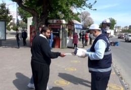 Maske ve sosyal mesafe uyarısı yapılıyor