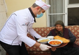 Ücretsiz sıcak yemek dağıtımı yapılıyor