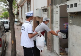 İftar yemekleri, ihtiyaç sahibi 2 bin vatandaşın evlerine götürüyor