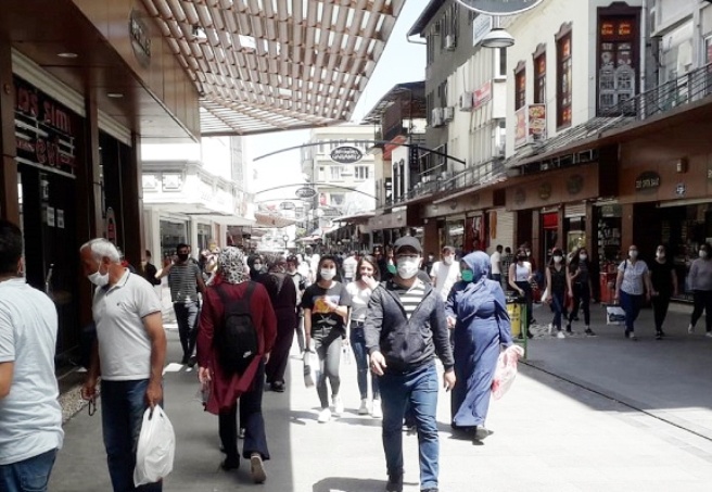 Karagöz ve Gaziler Caddesi insan kaynıyor