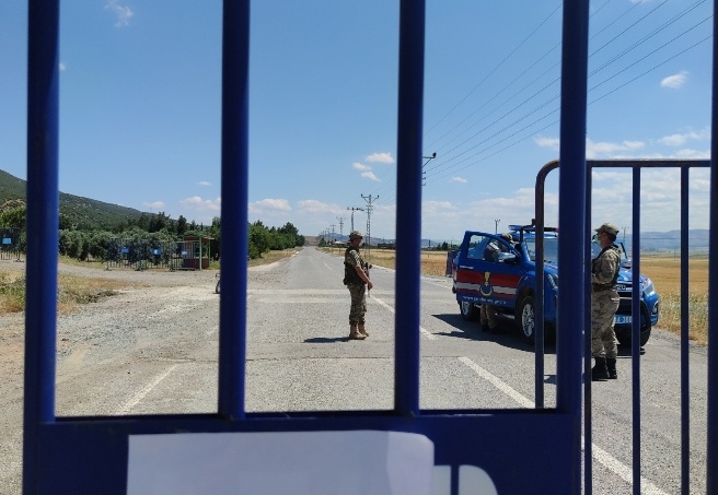 Anne-kız korona olunca mahalle karantinaya alındı