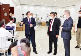 Cerrahi maske, önlük üretimi yapan fabrikaları ziyaret ettiler