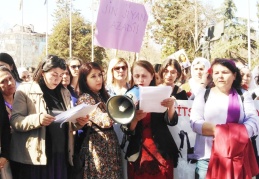 Kadın bedeni ve yaşamını siyasete araç yapmaktan vazgeçin