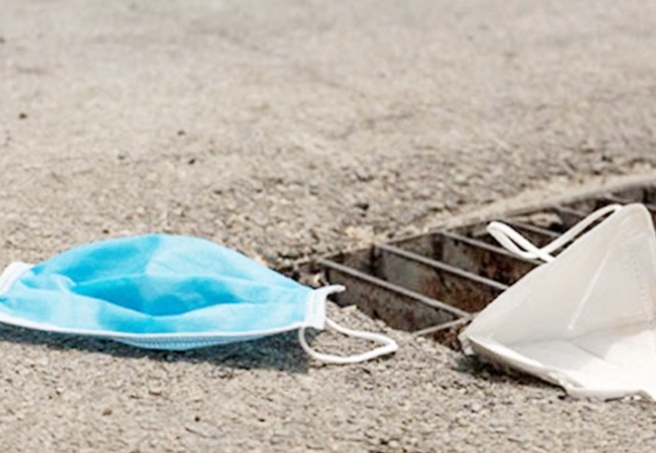 Çevreye atılan maske, eldiven gibi tıbbi atıklar, büyük bir tehlike oluşturuyor