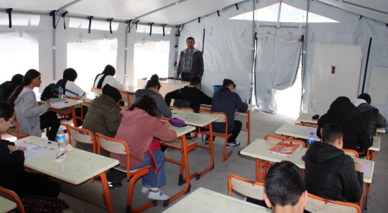 1649 çadırda eğitim öğretime devam ediliyor