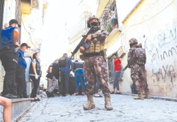 19 kişinin gözaltına alındığı operasyonu çocuklar film izler gibi izledi