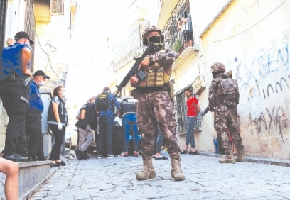 19 kişinin gözaltına alındığı operasyonu çocuklar film izler gibi izledi