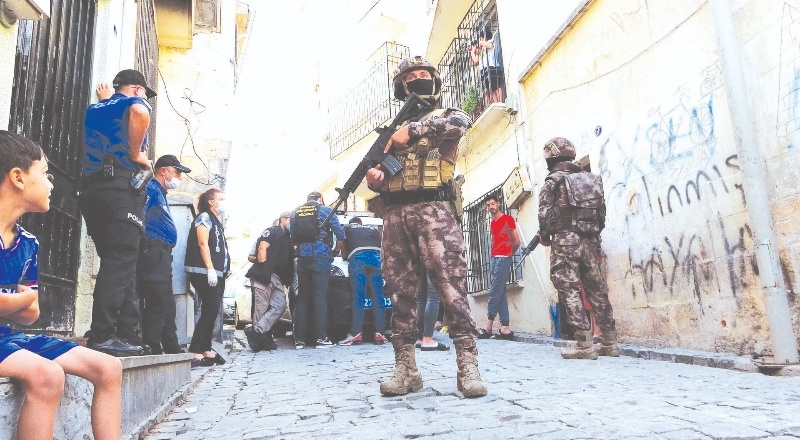 19 kişinin gözaltına alındığı operasyonu çocuklar film izler gibi izledi