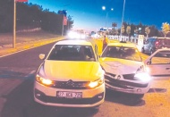 2 araç çarpıştı, 3 yaralı var