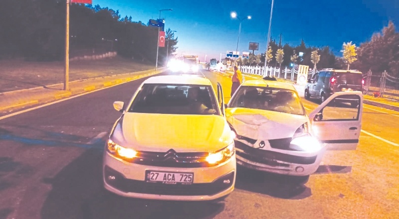 2 araç çarpıştı, 3 yaralı var