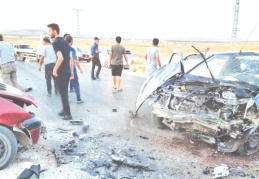 İki araç kafa kafaya çarpıştı