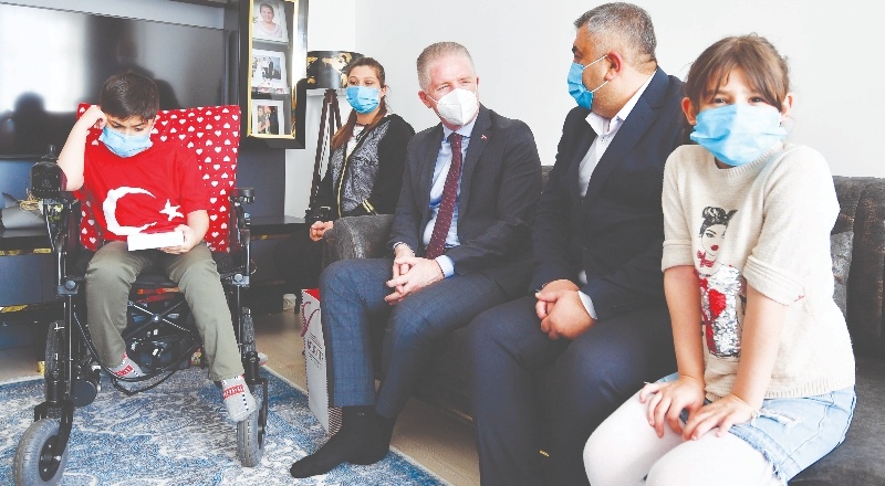 2 bin 300 çocuğa hediye dağıtıldı