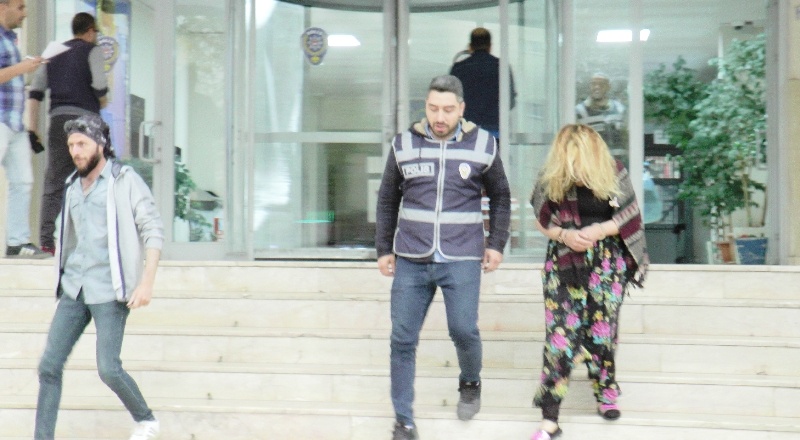 2 ilde 5 ayrı suçtan aranan ve 64 yıl hapis cezası bulunan kadın yakalandı