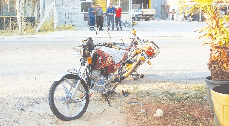 2 motosiklet kafa kafaya çarpıştı