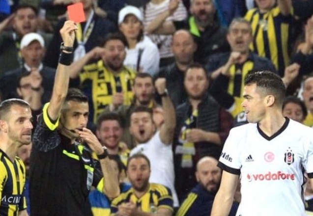 22 müsabakada 16 kırmızı ve 131 sarı kart