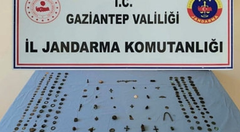 225 adet tarihi eseri satmaya çalışırken yakalandılar