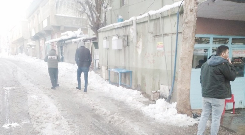 25 fabrika işçisini kraathaneye bırakıp kaçtı