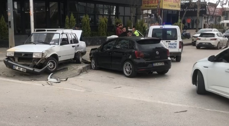 3 aracın karıştığı zincirleme kazada 1 kişi yaralandı