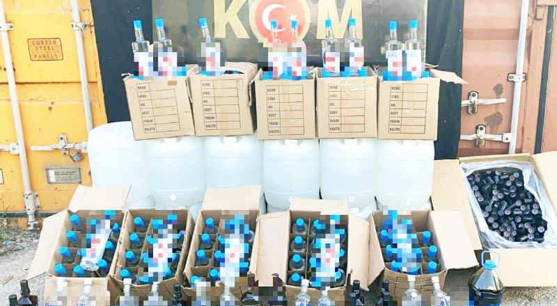 3 ayrı baskında yüzlerce litre kaçak içki ele geçirildi