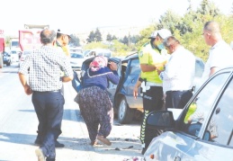 3 otomobil çarpıştı, 4’ü ağır 6 kişi yaralandı