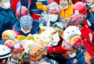 3 yaşındaki çocuk 65 saat sonra enkazdan çıkarıldı