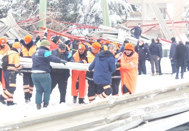 30 Civarında araç hasar gördü