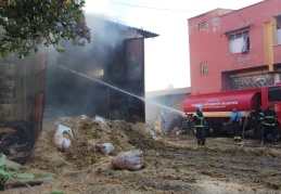 30 ton saman kül oldu