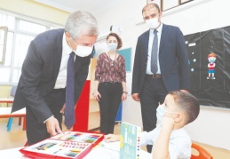 345 bin okul öncesi eğitim kitabı ve boyama seti hediye etti