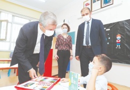345 bin okul öncesi eğitim kitabı ve boyama seti hediye etti