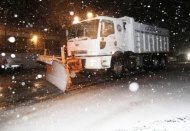 345 kişilik ekip, 25 tuzlama robotu ile yolları tuzladı