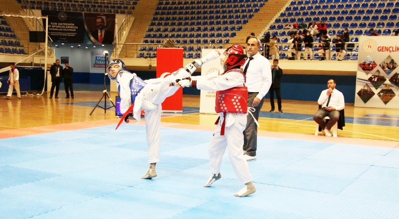 350 taekwandocunun katıldığı müsabaka sona erdi