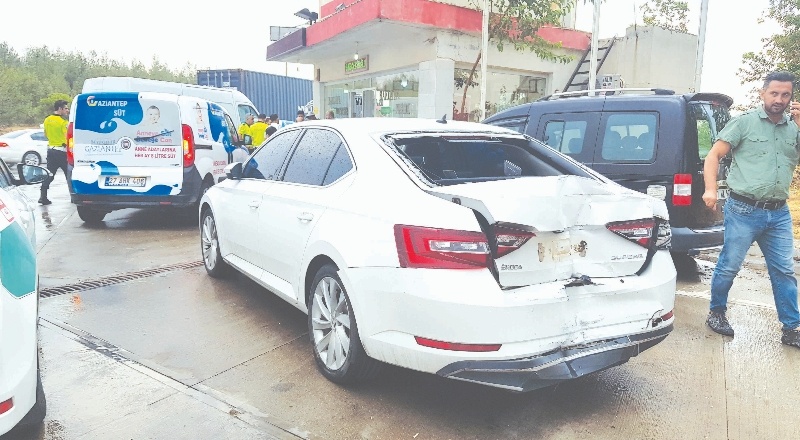 4 araçlı zincirleme kazada 2 kişi yaralandı