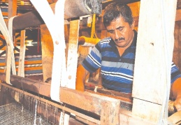 40 yıl sonra kilim dokumacılığına döndü